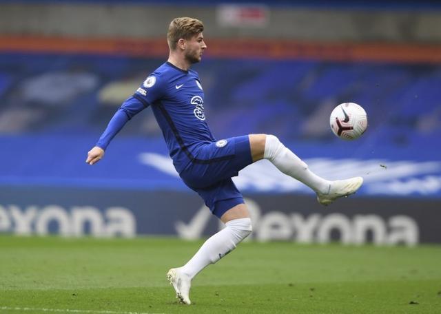 姜伟泽持球突破 中距离跳投稳稳命中